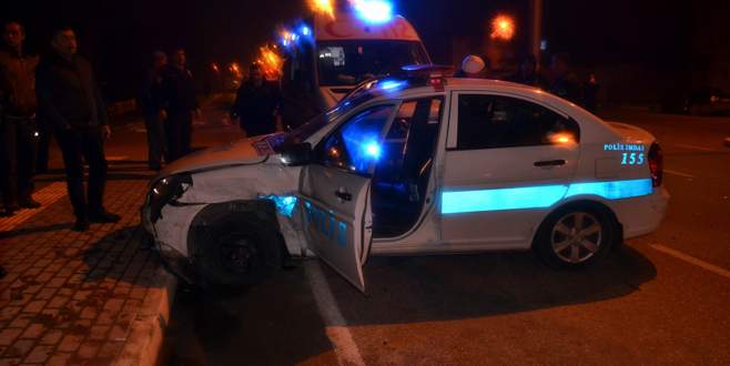 Bursa’da polis otosuna otomobil çarptı!