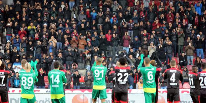 Taraftarlardan ‘şehitler ölmez’ tezahüratı