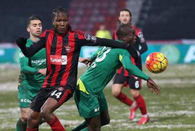 Maç 6 dakika geç başladı