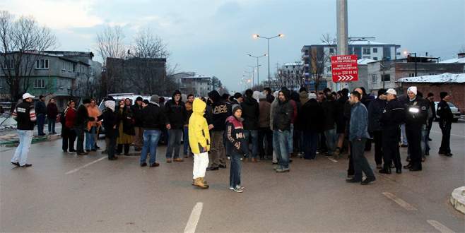 Bursa’da vatandaş yol kapattı