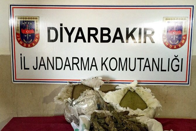 Uyuşturucu Tacirlerine Jandarma Darbesi Diyarbakır’da özel bir araç ve iki ayrı otobüste yolcu valizleri