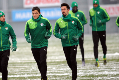 Bursaspor kar kış dinlemiyor
