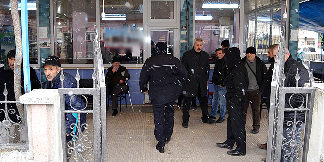 Bursa’da aynı cadde üzerindeki 5 iş yerini soydular