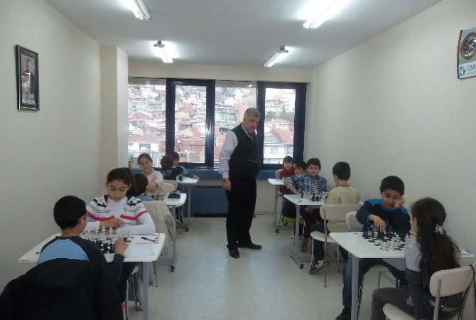İzmit Belediyesi tarafından kurulan satranç okullarından 7 bin 829 çocuk