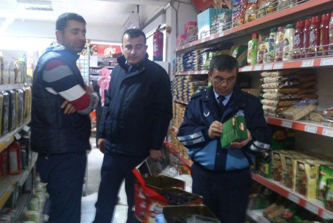 Konya’nın Beyşehir ilçesinde, bakkal ve marketler zabıta ekipleri tarafından gerçekleştirilen