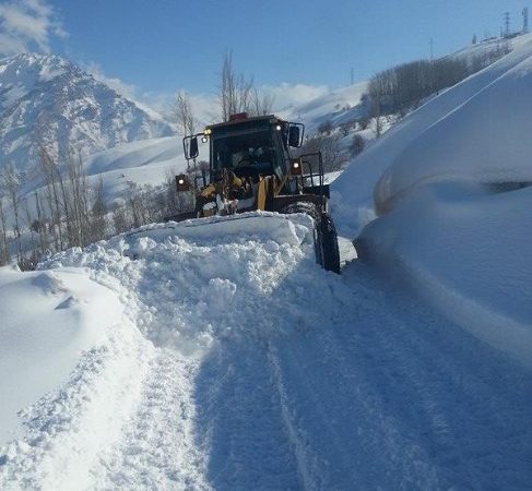 Hakkari’de kapanan köy ve mezra yollarının yeniden açılması için çalışmalar