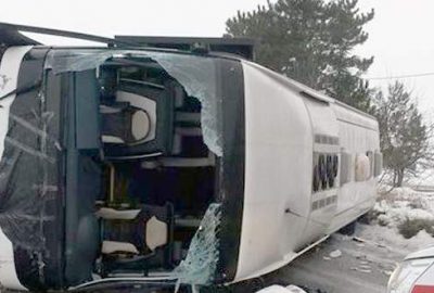 Yolcu otobüsü devrildi: 15 yaralı