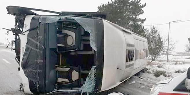 Yolcu otobüsü devrildi: 15 yaralı