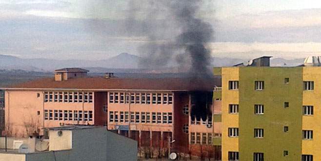 3 okula molotoflu saldırı