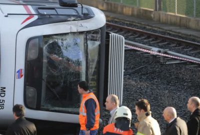 İzmir’de metro istasyonuna konteyner devrildi
