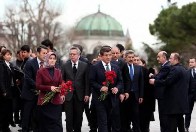 Davutoğlu saldırının gerçekleştiği yere karanfil bıraktı
