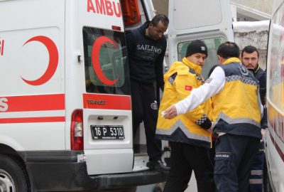 Kahraman baba çocuklarını alevlerin arasından kurtardı