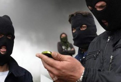 200 kişilik maskeli grup göçmenlere saldırdı