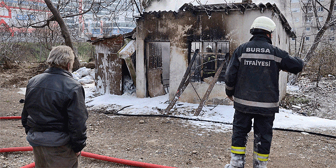 Yanan kulübesini çaresiz bakışlarla izledi