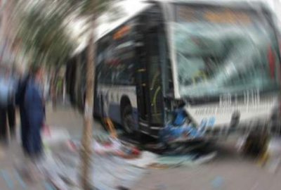 Kamyonet ile belediye otobüsü çarpıştı
