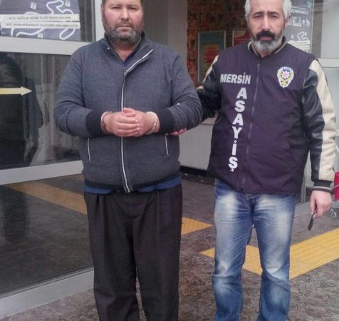 Mersin’de tedavi için hastaneye giden vatandaşların yanına yaklaşarak, yardım etme
