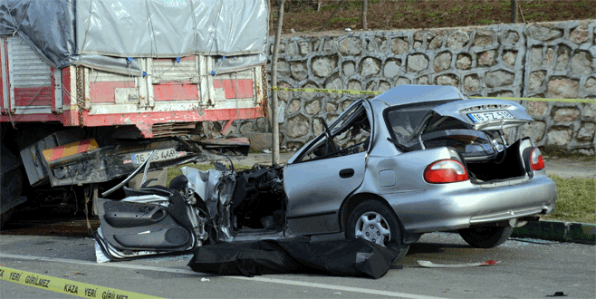 Kamyonun altına giren otomobil hurdaya döndü