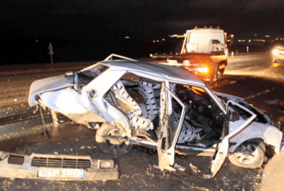 Hurdaya dönen araçtan sağ kurtuldular