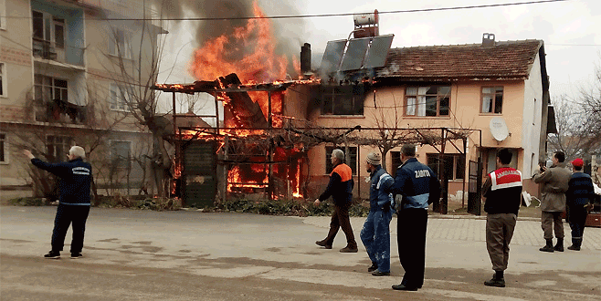 Bursa’da yangın dehşeti! 3 evde büyük hasar