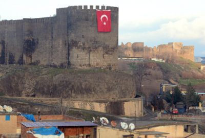 Sur’a dev Türk bayrağı asıldı