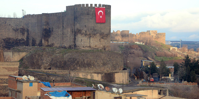 Sur’a dev Türk bayrağı asıldı