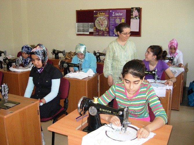 Mesleki Kurslara 14 Bin Kişi Katıldı 1400 Kişi Bitirebildi