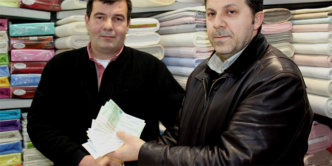 Yüklü miktarda bulduğu çeki sahibine teslim etti