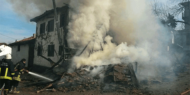 Bursa’da feci yangın: İki katlı ev kül oldu