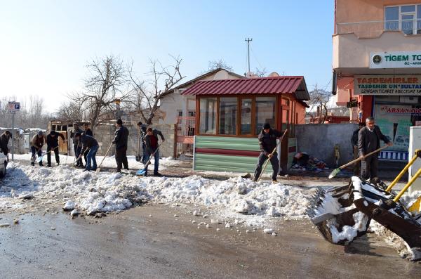 Adilcevaz Belediyesi’nden kış temizliği