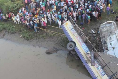 Otobüs nehre düştü: 37 ölü