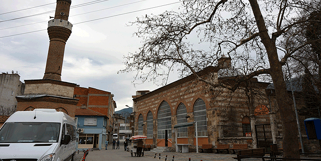 Cami ile minare arasında bir yol…