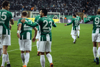 Aziz kendinden geçti