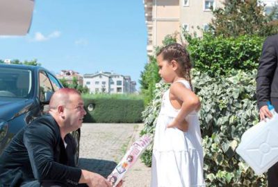 Kızıyla birlikte oynadı