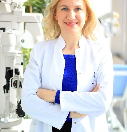 Göz Hastalıkları Uzmanı Op. Dr. Şeyda Atabay, göz makyajı yaparken