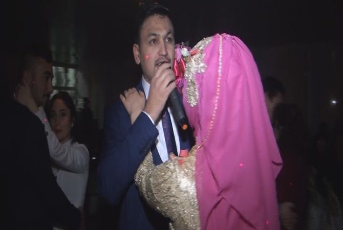 Karaman’da yerel bir sanatçı kendi nişanında sahneye mikrofonla çıkarak, hem