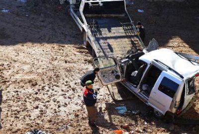 Otomobil köprü inşaatı çukuruna uçtu: 3 ölü
