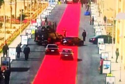 Sisi’ye kilometrelerce kırmızı halı