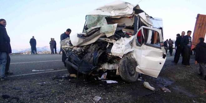 TIR ile öğrenci servisi çarpıştı: 7 ölü, 16 yaralı