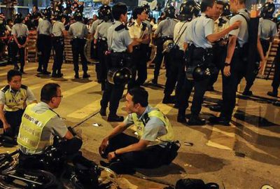 Seyyar satıcılar ile polis çatıştı: 48 yaralı