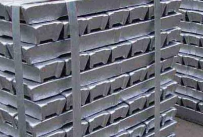 Otomobil bagajında saf alüminyum külçesi