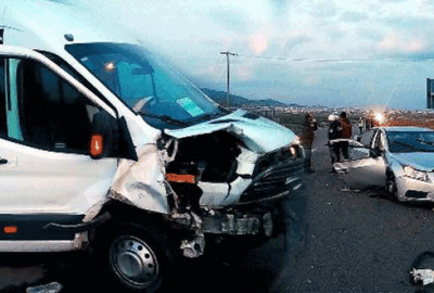 Minibüs ile otomobil çarpıştı: 15 yaralı