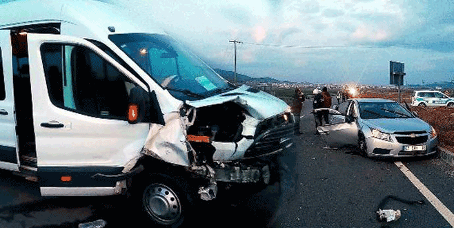 Minibüs ile otomobil çarpıştı: 15 yaralı