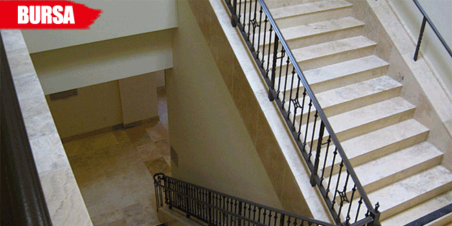 Merdivenden düşen yaşlı kadın hayatını kaybetti