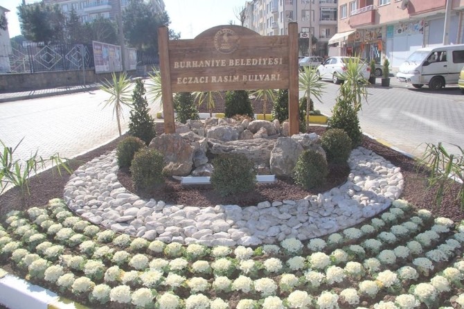 Burhaniye’de Caddelere Belediye Güzelliği