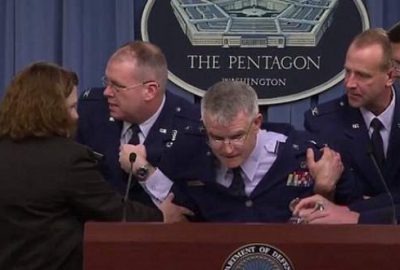 ABD’li general basın toplantısında bayıldı