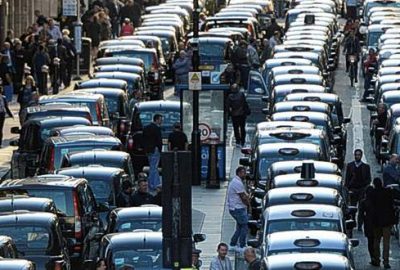 Taksi şoförlerinden yol kapatma eylemi