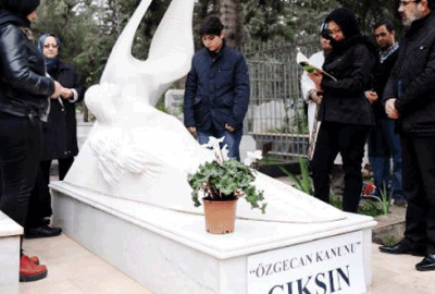 Özgecan mezarı başında anıldı