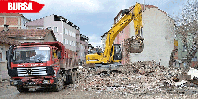 Tehlike arz eden binalar bir bir yıkılıyor