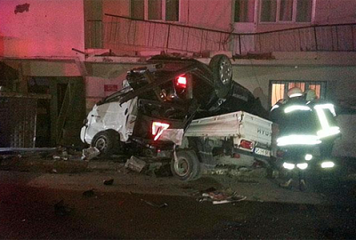 Otomobil kamyonetin üzerine düştü