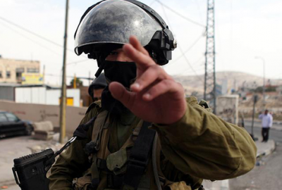 İsrail askerinden engelli Filistinliye dayak